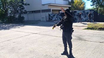 Un policía usó una Taser por primera vez fuera de las fuerzas especiales en Mendoza y desarmó a un hombre Un policía usó una Taser por primera vez fuera de las fuerzas especiales en Mendoza y desarmó a un hombre