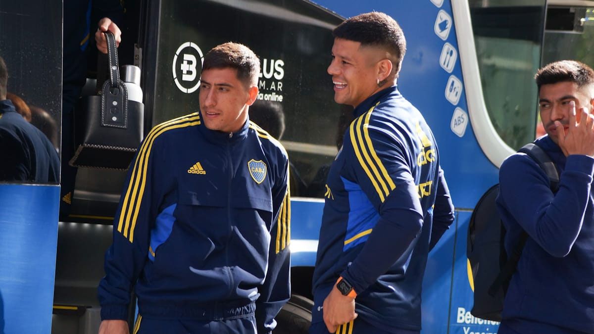 Miguel Merentiel y Marcos Rojo miran con asombro lo que pasó con el micro de Boca.