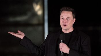 Elon Musk dijo que X podría aplicar una pequeña cuota mensual