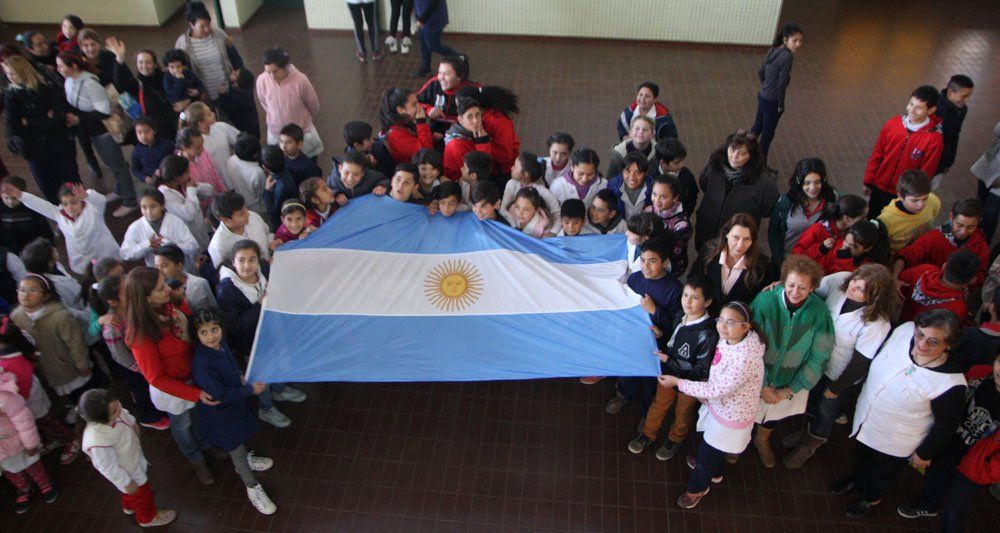 La escuela Provincias  de Cuyo ya luce su nueva Bandera