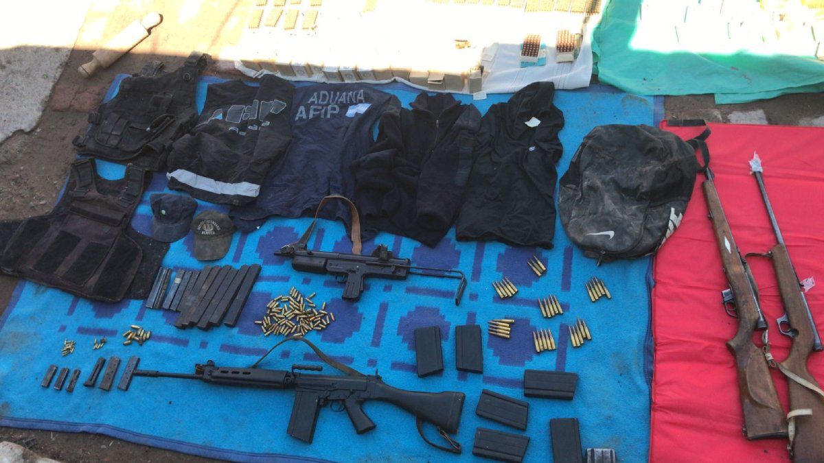 La banda de falsos policías que escondía un arsenal cometió media docena de asaltos