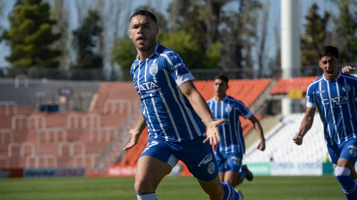 Tomás Conechny con un gran remate venció a Arias, el arquero de Racing.