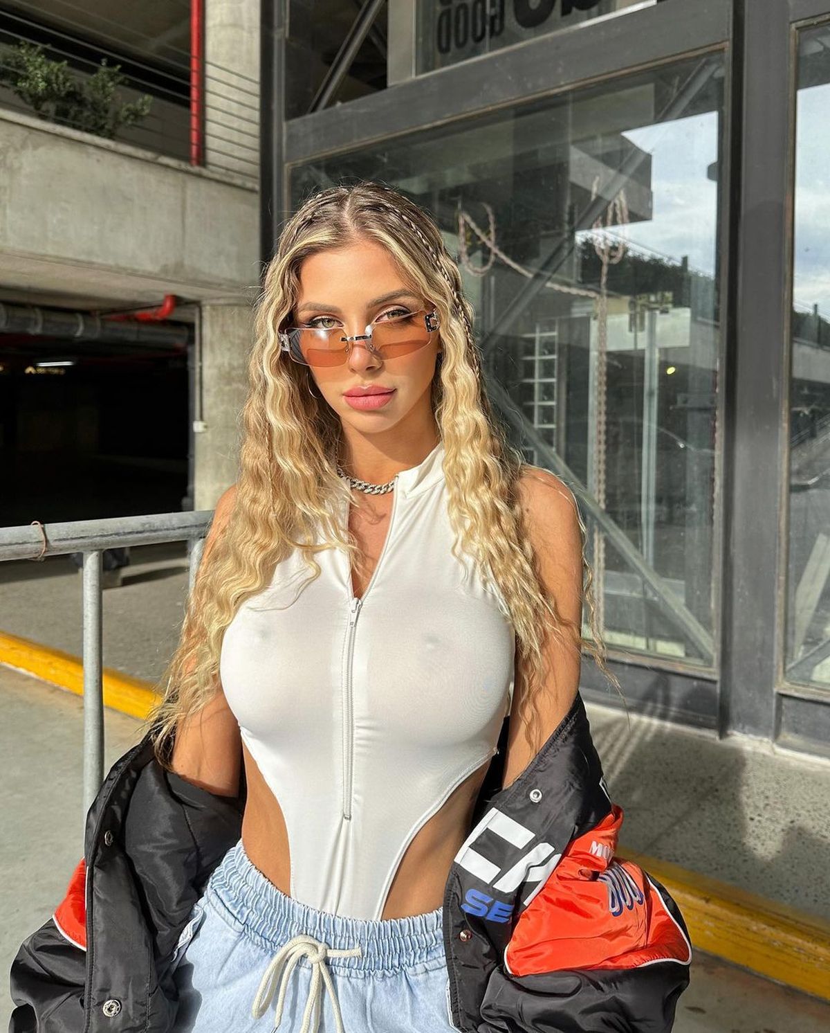 A Romina Malaspina se le fue la mano con su look cavado y transparente. A Romina Malaspina se le fue la mano con su look cavado y transparente.