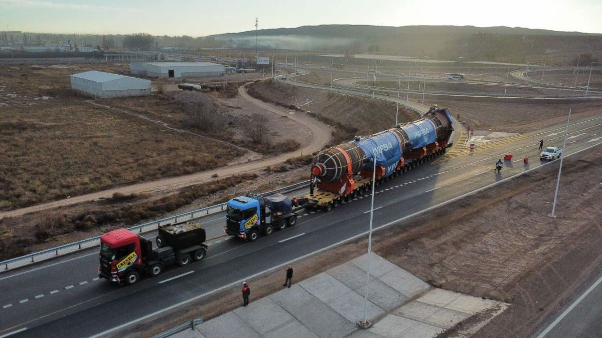 El reactor de IMPSA pasó el primer puente que fue apuntalado para soportar su peso y continúa el megaoperativo. El reactor de IMPSA pasó el primer puente que fue apuntalado para soportar su peso y continúa el megaoperativo.