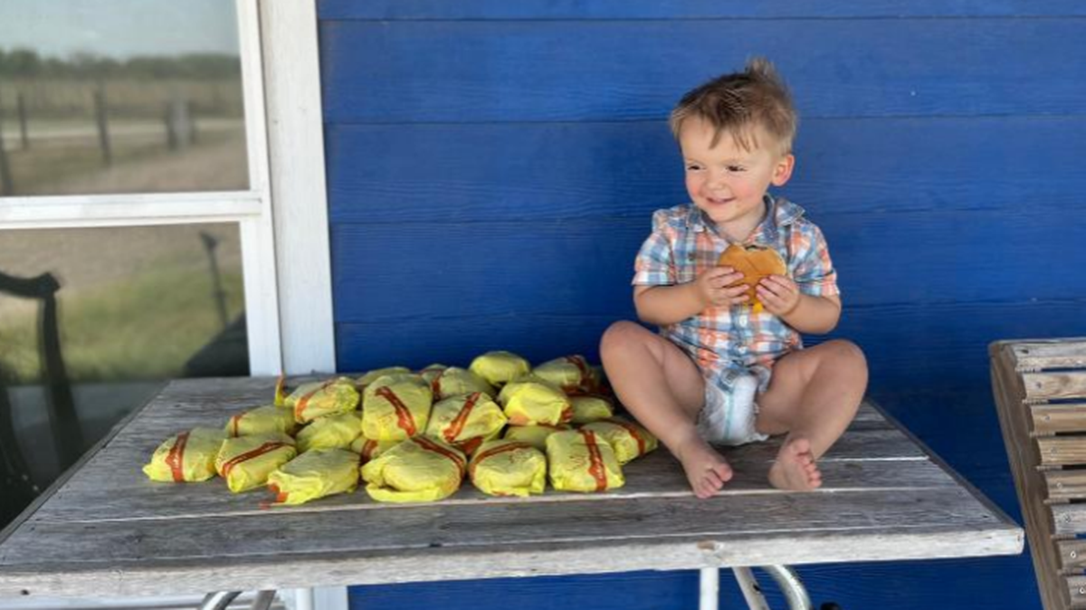 El niño de dos años que ordenó 31 hamburguesas.