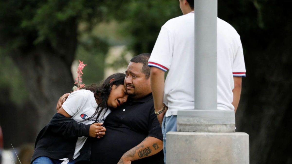 La desesperación en la puerta del colegio atacado en Texas fue total