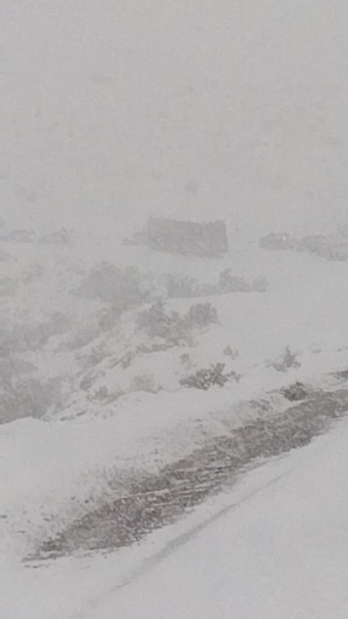Además del hielo, la copiosa nevada complicaba la circulación por la ruta rumbo a Las Leñas y Los Molles este domingo