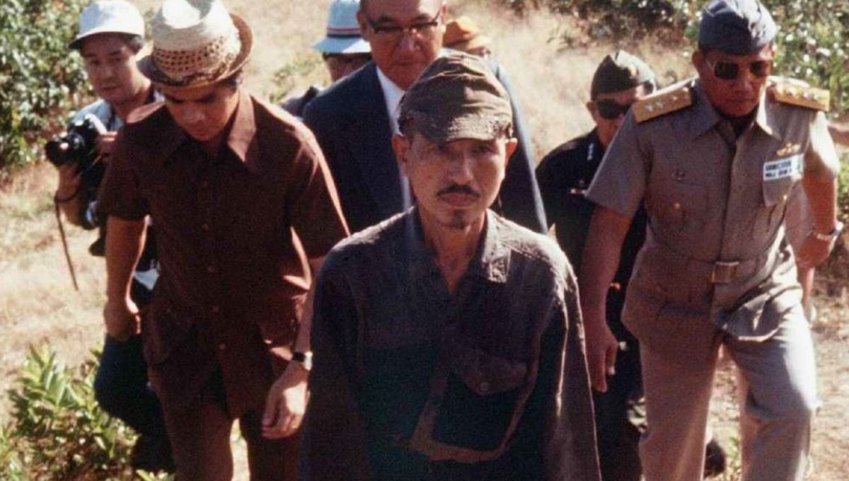 Hiroo Onoda (centro) solo se rindió ante su superior en 1974. Hiroo Onoda (centro) solo se rindió ante su superior en 1974.