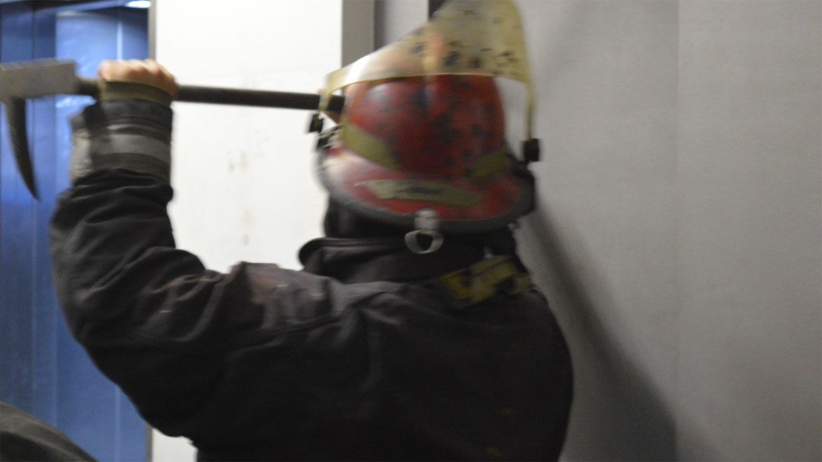 Bomberos Voluntarios de Godoy Cruz trabajaron para sacar a los chicos del ascensor.
