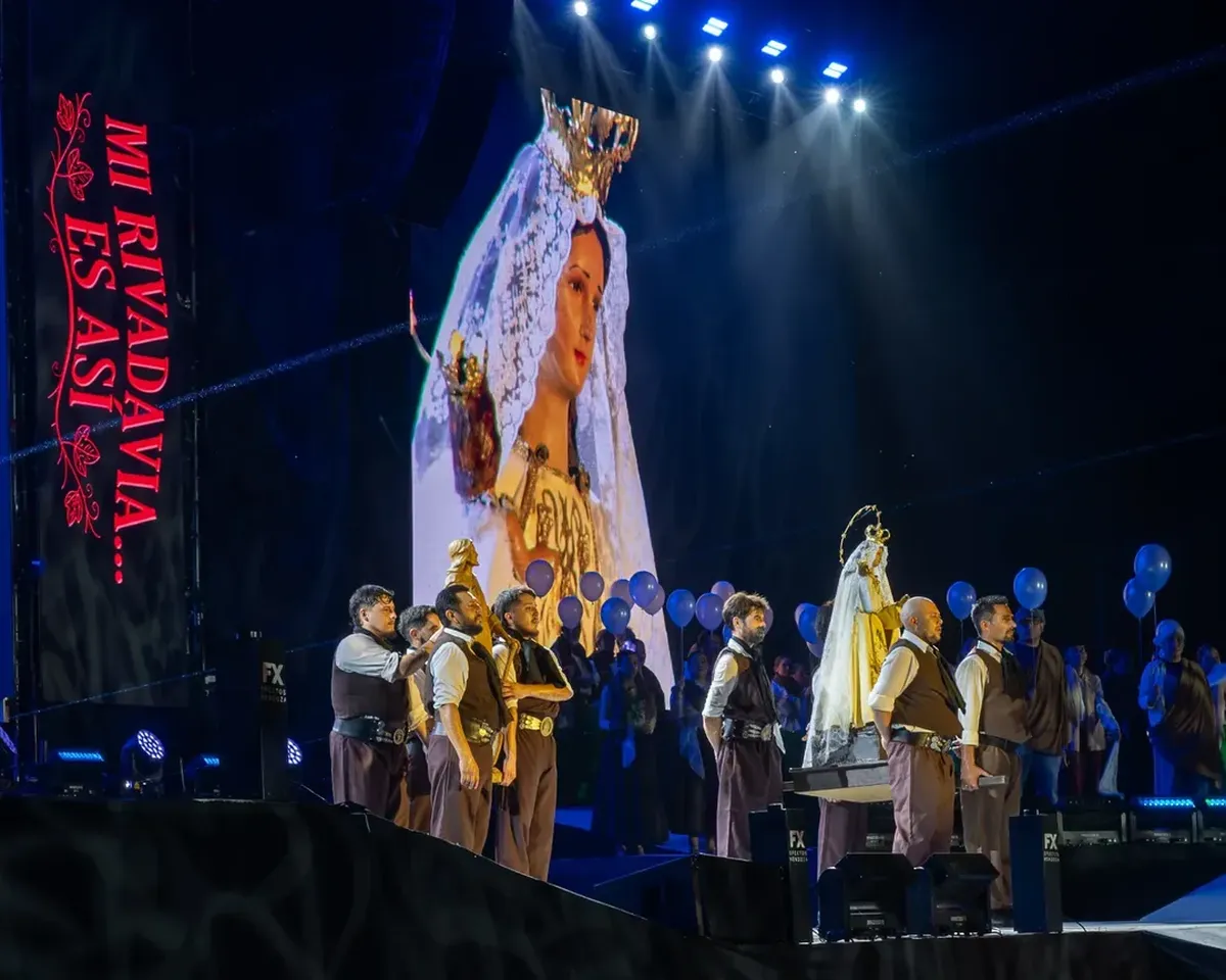 La Virgen de la Carrodilla tuvo su momento en la fiesta de la vendimia departamental de Rivadavia. La Virgen de la Carrodilla tuvo su momento en la fiesta de la vendimia departamental de Rivadavia.