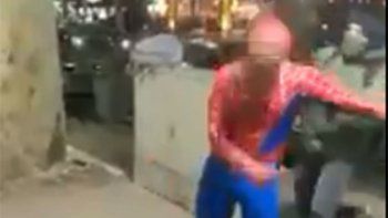 Brutal y cobarde agresión a un joven que hacía su show disfrazado de Spiderman