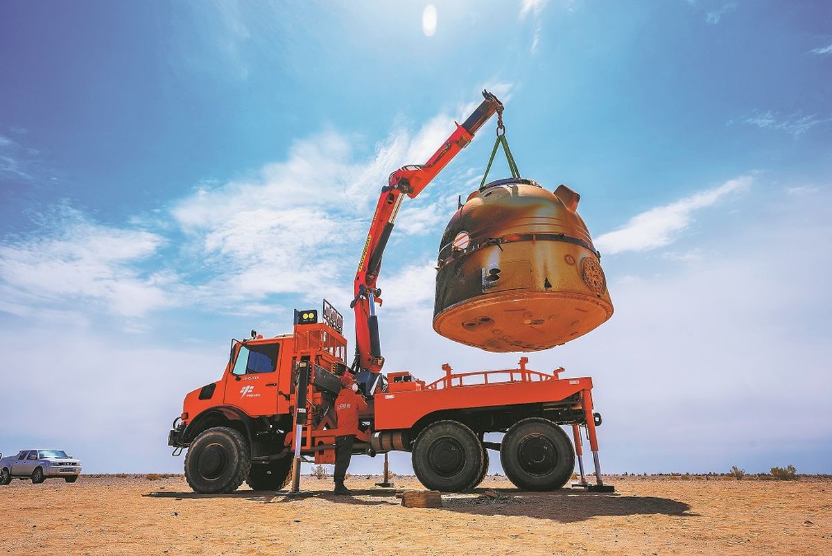  La cápsula de regreso de la nave espacial tripulada Shenzhou-15 se carga en un camión para abandonar el desierto el 5 de junio. WANG HENG / PARA CHINA DAILY La cápsula de regreso de la nave espacial tripulada Shenzhou-15 se carga en un camión para abandonar el desierto el 5 de junio. WANG HENG / PARA CHINA DAILY