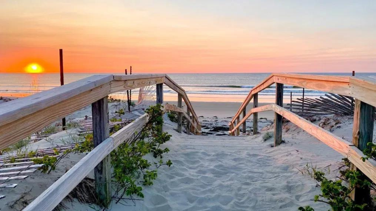 La playa es conocida por su amplia extensión de arena dorada y sus aguas turquesas. La playa es conocida por su amplia extensión de arena dorada y sus aguas turquesas.