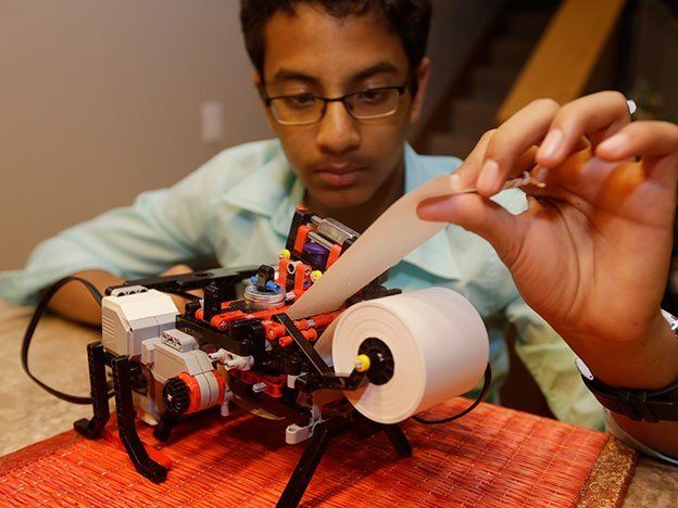 Tiene 13 años y construyó una impresora Braille con Legos