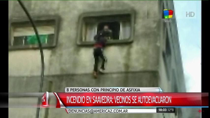 Voraz incendio en Saavedra: Vecinos colgados de los balcones