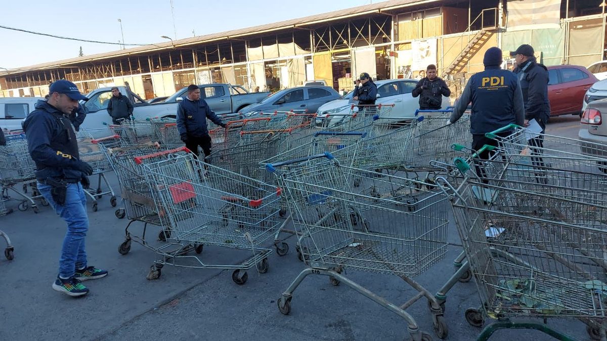 Los carritos metálicos secuestrados en el Mercado Cooperativo de Godoy Cruz.