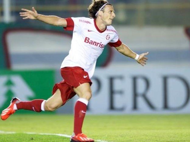 Diego Forlán clavó un golazo olímpico en la victoria ante el Flu