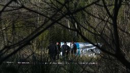 El cuerpo de la mujer asesinada fue hallado en un descampado de Ezeiza, y muy cerca, algunas prendas de vestir de víctima