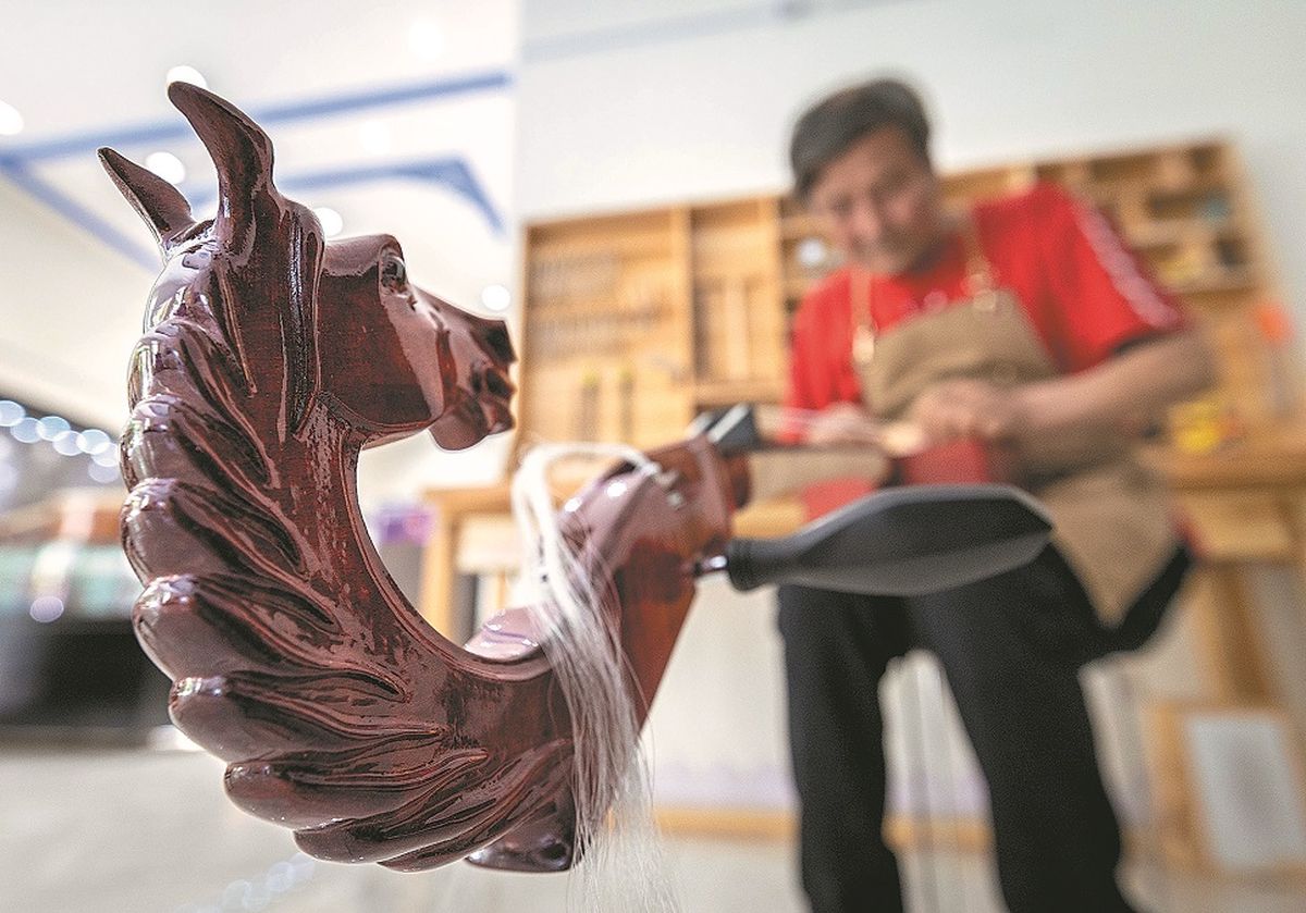 La cabeza de caballo es tanto un elemento decorativo del instrumento como un ícono cultural. DING GENHOU / PARA CHINA DAILY La cabeza de caballo es tanto un elemento decorativo del instrumento como un ícono cultural. DING GENHOU / PARA CHINA DAILY