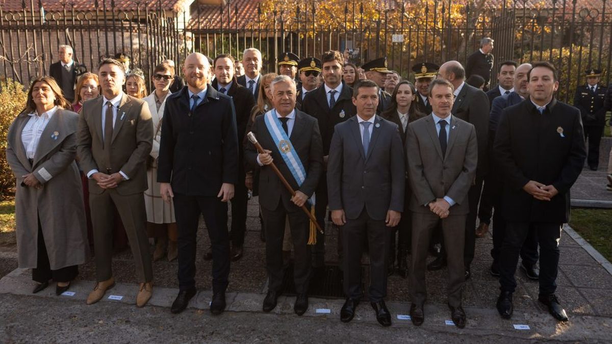 Los funcionarios mendocinos junto a Alfredo Cornejo en los actos patrios. Los funcionarios mendocinos junto a Alfredo Cornejo en los actos patrios.