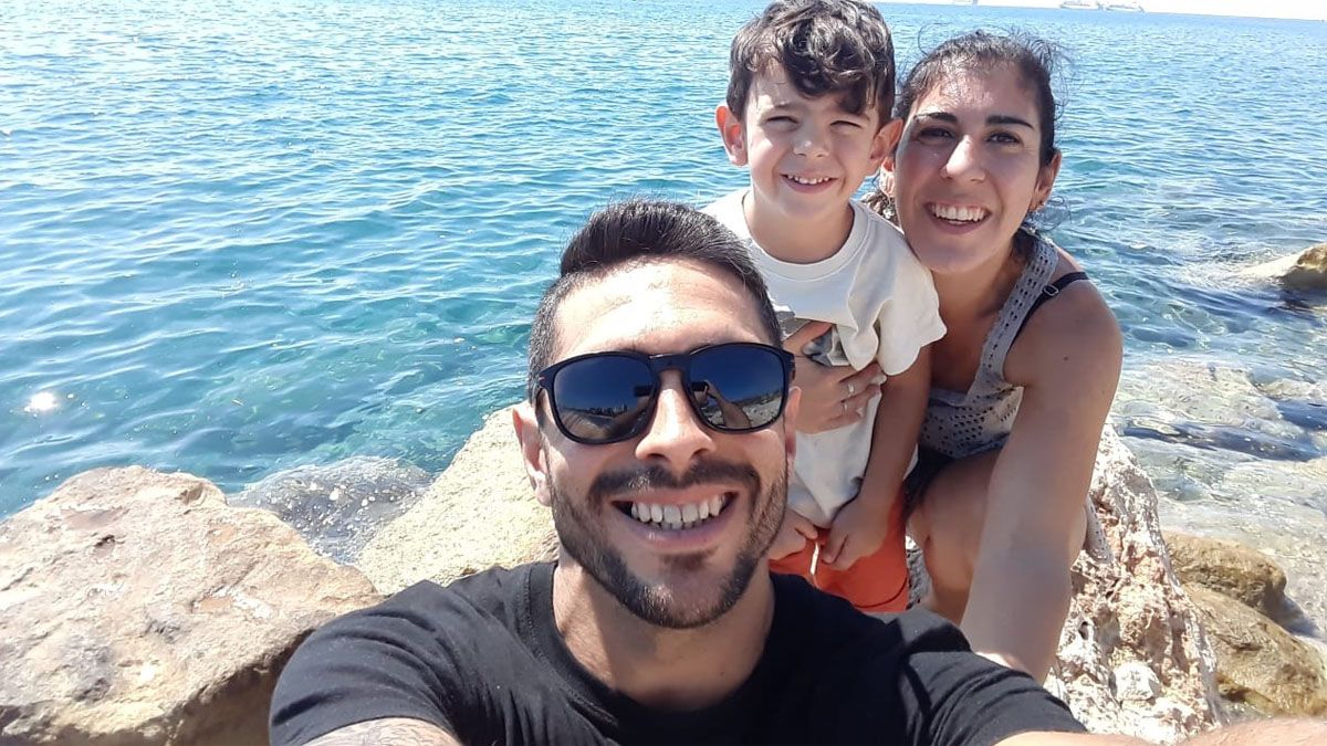 Cristian Lucero posa con su hermosa familia en Chipre.