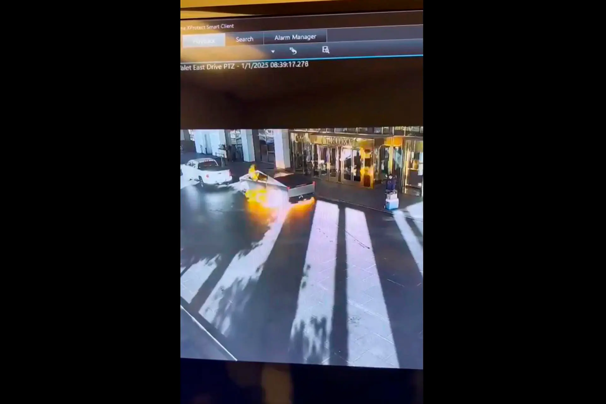 Captura de video tomada de la cuenta en X @LasVegasLocally del momento de la explosión del vehículo de Tesla frente al Trump Hotel en Las Vegas, Estados Unidos. Crédito: EFE/ @LasVegasLocally. Captura de video tomada de la cuenta en X @LasVegasLocally del momento de la explosión del vehículo de Tesla frente al Trump Hotel en Las Vegas, Estados Unidos. Crédito: EFE/ @LasVegasLocally.
