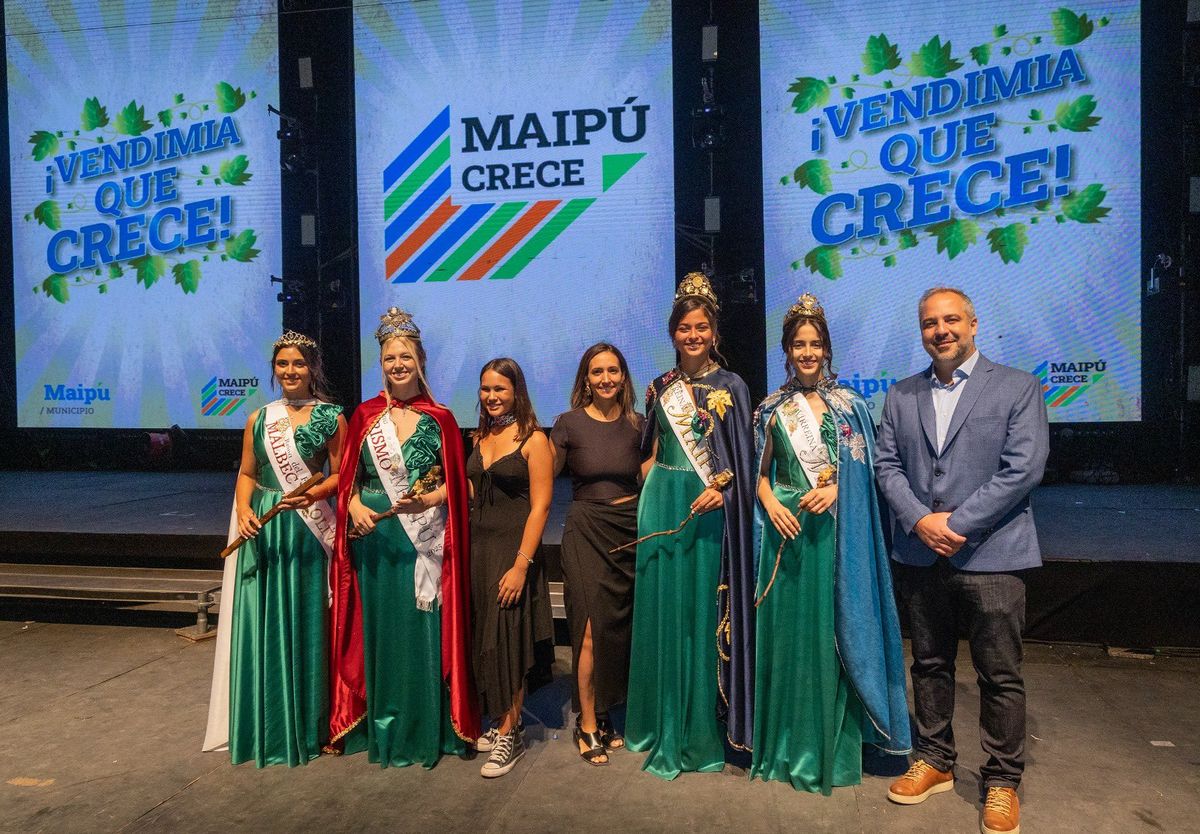 Reinas y virrienas, entrantes y salientes, junto al intendente de Maip&uacute;, Mat&iacute;a Stevanato.