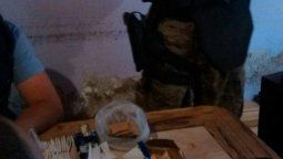 Hallazgo de drogas y  un arma en un barrio  de Maipú