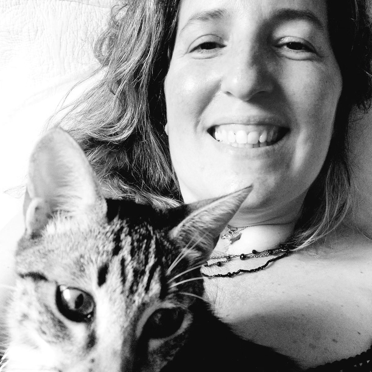 Agustina tiene predilección por los gatos. Agustina tiene predilección por los gatos.