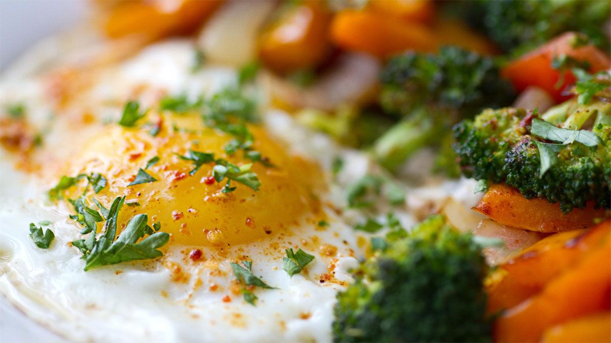 Un desayuno con huevo te permitirá tener energía para todo el día.