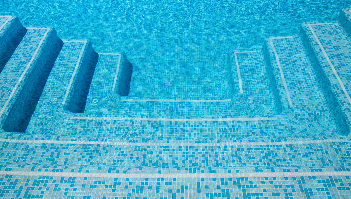 Utiliza un jabón suave y neutro para no dañar el material de la pileta. Utiliza un jabón suave y neutro para no dañar el material de la pileta. 