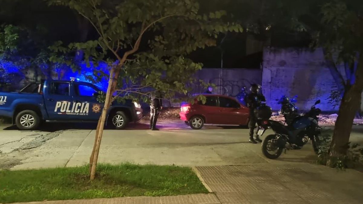 El automóvil fue atacado a balazos, a la salida de un boliche en la ciudad de Santa Fe, por individuos que se trasladaban en otro automóvil, donde un joven fue asesinado y otras dos personas quedaron heridas