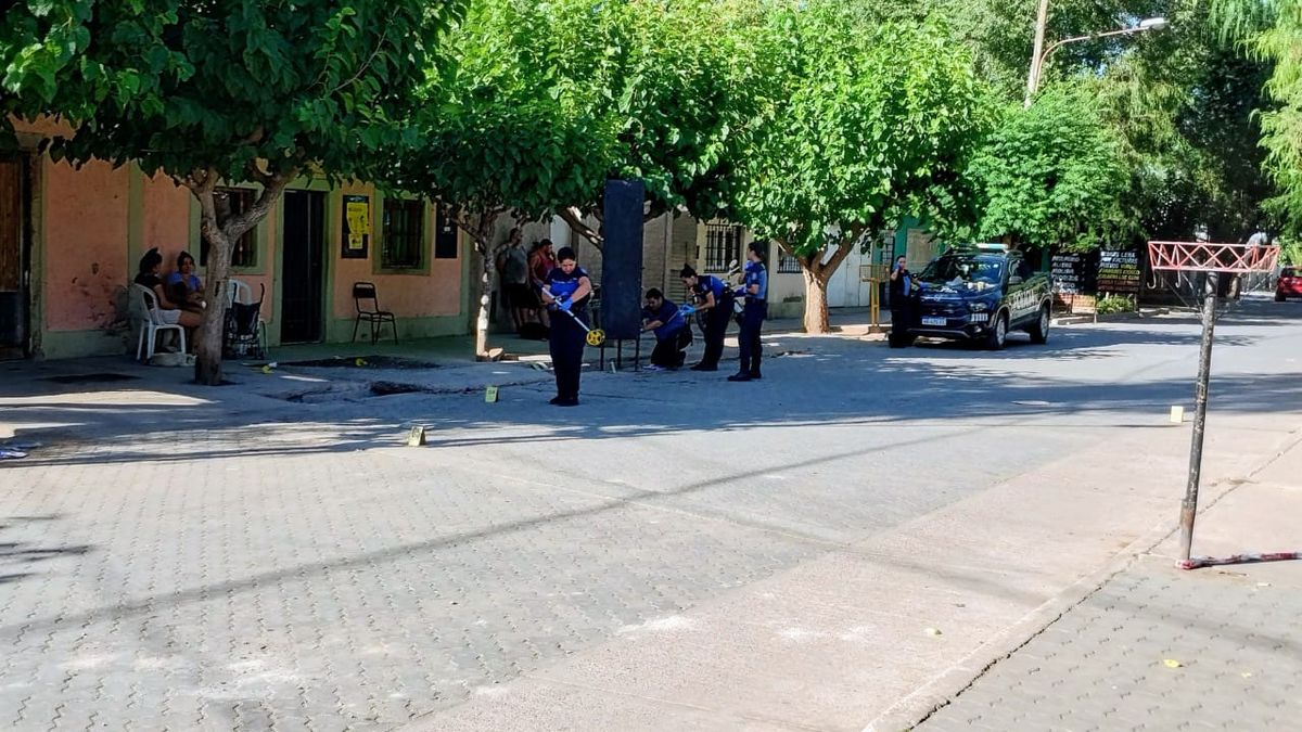 El hombre estaba junto a su esposa y su hijo en la puerta de su casa, donde funciona un quiosco. Dos hombres llegaron en auto, les dispararon y escaparon. El hombre estaba junto a su esposa y su hijo en la puerta de su casa, donde funciona un quiosco. Dos hombres llegaron en auto, les dispararon y escaparon.