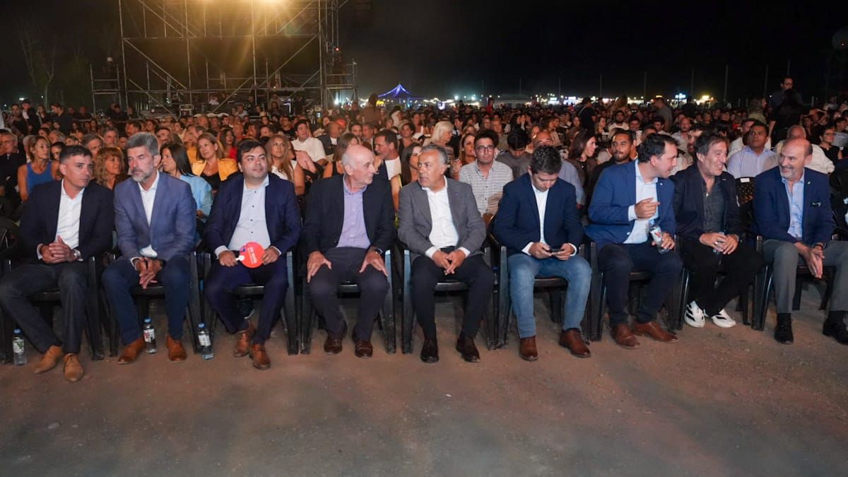 Primera fila de autoridades, erncabezadas por el gobernador Alfredo Cornejo. Primera fila de autoridades, erncabezadas por el gobernador Alfredo Cornejo.