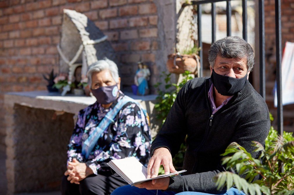 Daniel Orozco, intendente de Las Heras, junto a Argentina Benítez, una de las vecinas de El Borbollón.