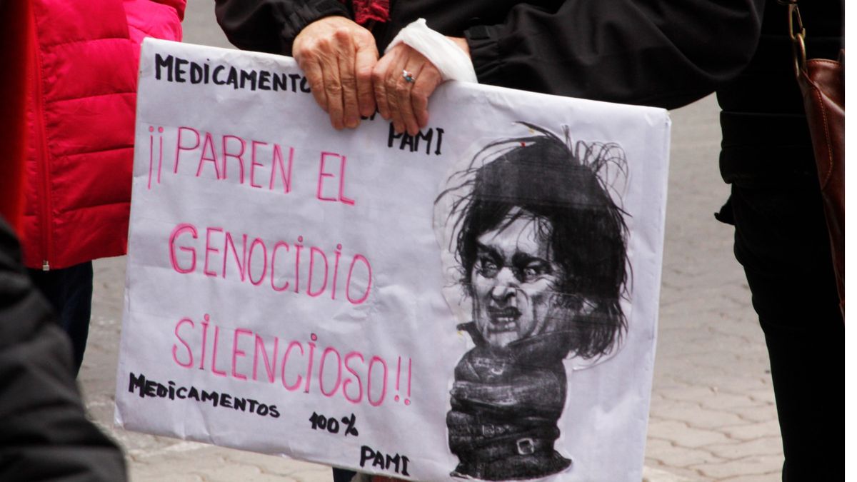 Una jubilada sostiene el cartel que habla de Una jubilada sostiene el cartel que habla de