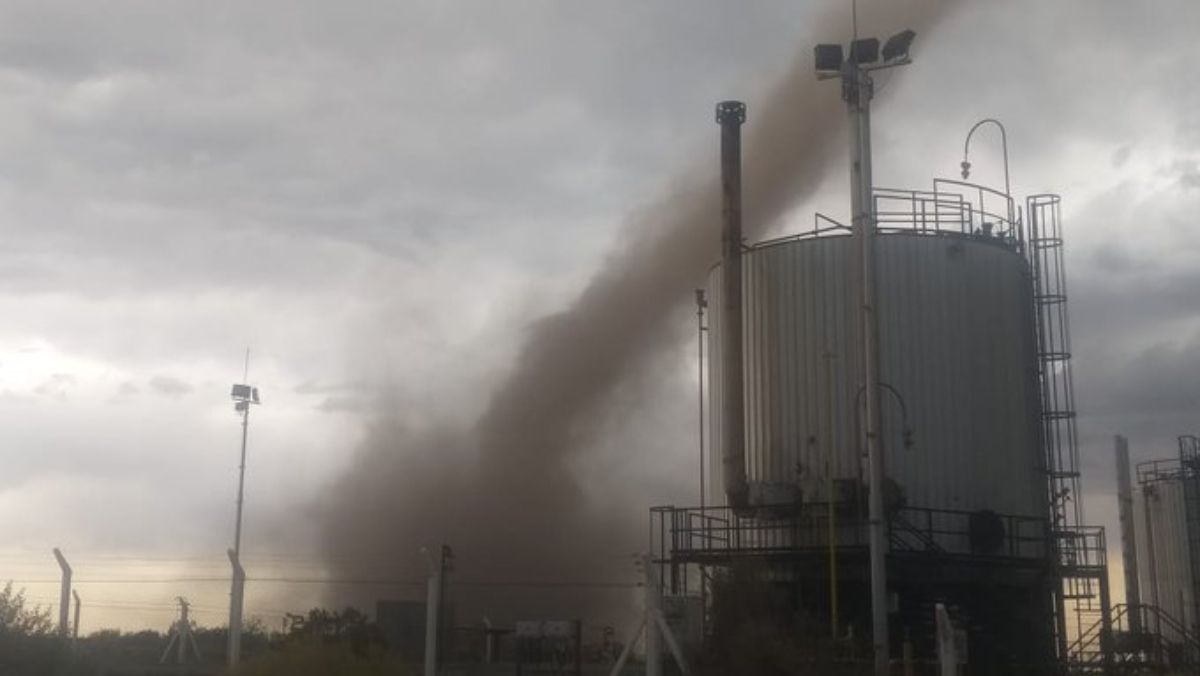 El campamento de un pozo petrolífero de la zona de El Corcovo en Malargüe, fue testigo del paso de un pequeño tornado, que causó mucha alarma a los operarios que lo grabaron en video.