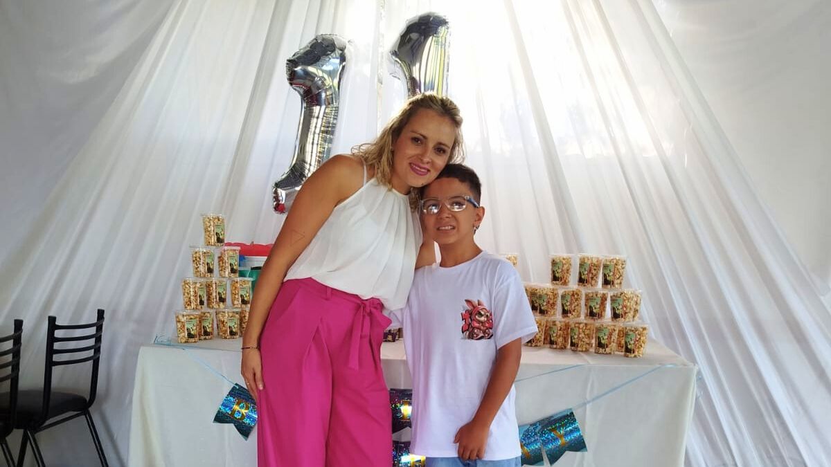 Flor y Joaquín en el cumple número 11 del niño, que crece feliz siempre acompañado por su mamá. Flor y Joaquín en el cumple número 11 del niño, que crece feliz siempre acompañado por su mamá.