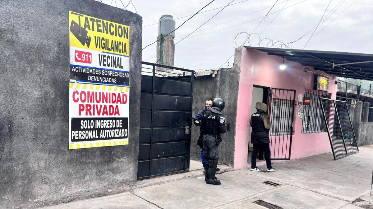 Los allanamientos que se realizaron en el barrio Grilli de Guaymallén. Los allanamientos que se realizaron en el barrio Grilli de Guaymallén.