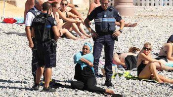 Apoyo masivo a dos mujeres multadas por usar burkini y velos en las playas de Francia