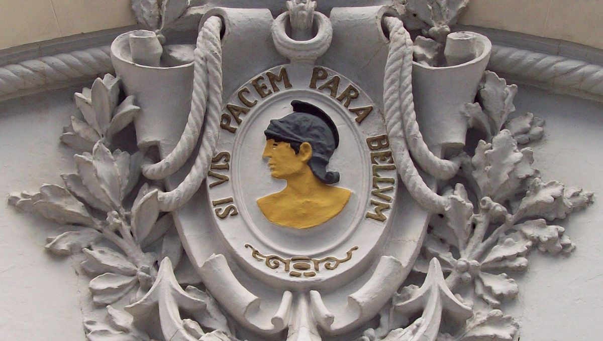 La frase se ha adaptado a lo largo de la historia a los diferentes contextos La frase se ha adaptado a lo largo de la historia a los diferentes contextos