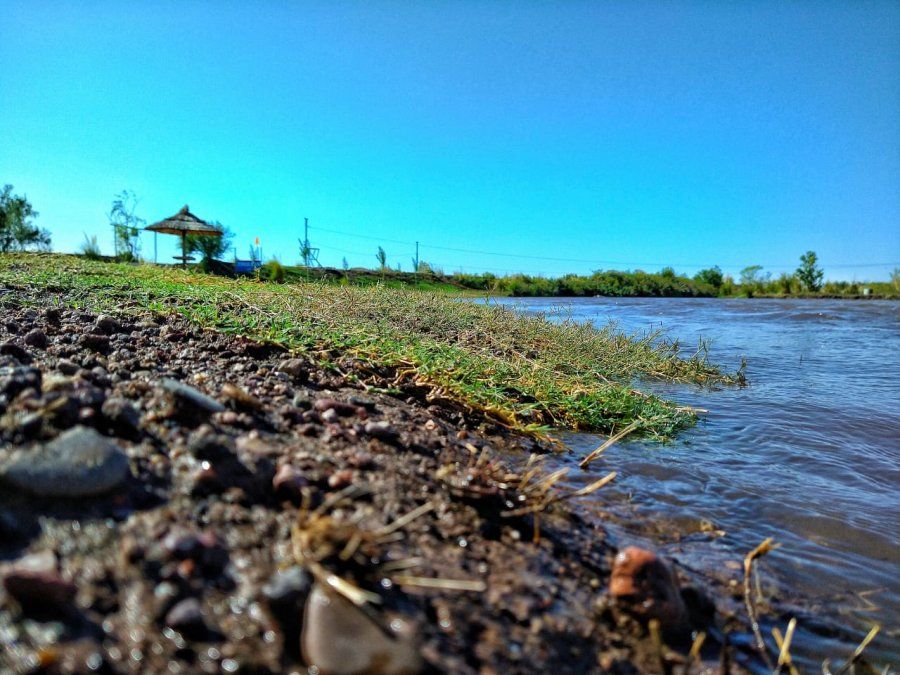 Costanera de Alvear se denomina la playita de este departamento, que ya comenzó una prueba piloto para poner a punto los protocolos de la temporada de verano.