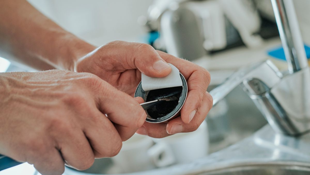 El primer paso es vac&iacute;ar con cuidado las c&aacute;psulas de caf&eacute;.&nbsp;