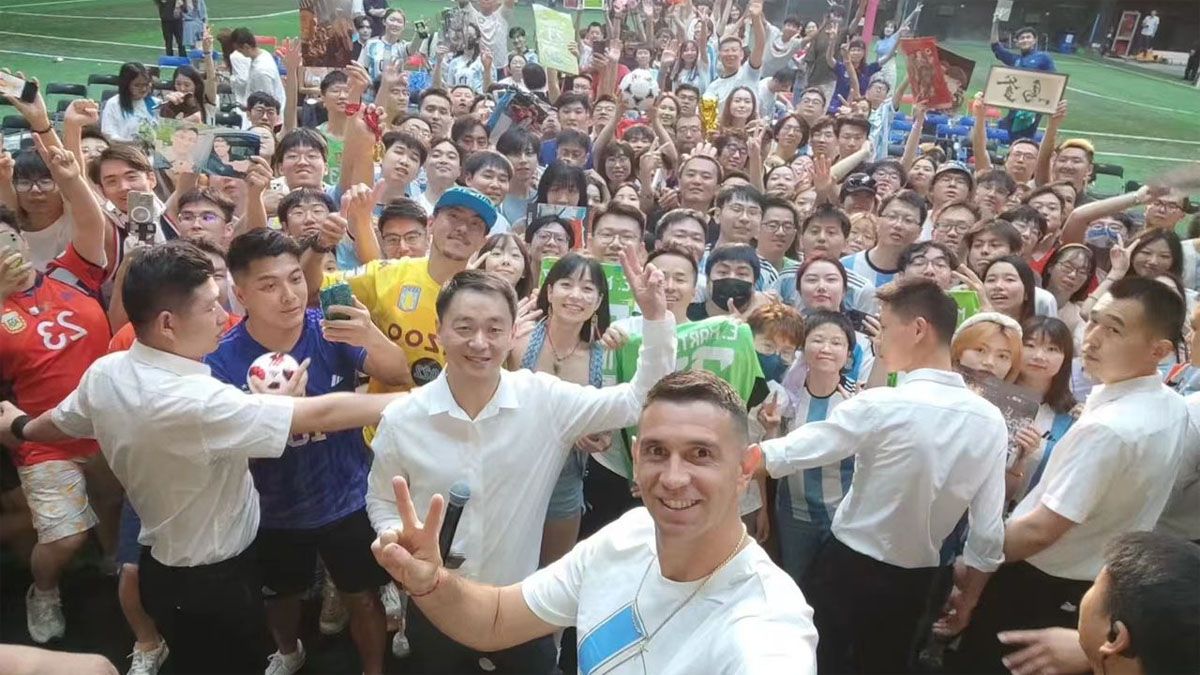 Dibu Martínez y sus fans en China.