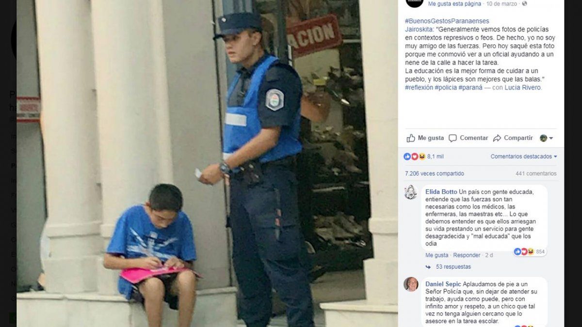 La conmovedora foto de un policía ayudando a un niño a hacer la tarea se  hizo