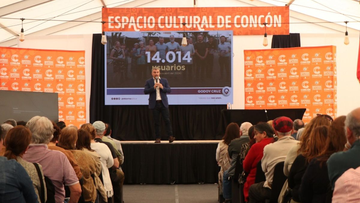 El intendente de Godoy Cruz, Diego Costarelli, habló de las virtudes del sistema de alerta comunitaria para prevenir el delito. El intendente de Godoy Cruz, Diego Costarelli, habló de las virtudes del sistema de alerta comunitaria para prevenir el delito.