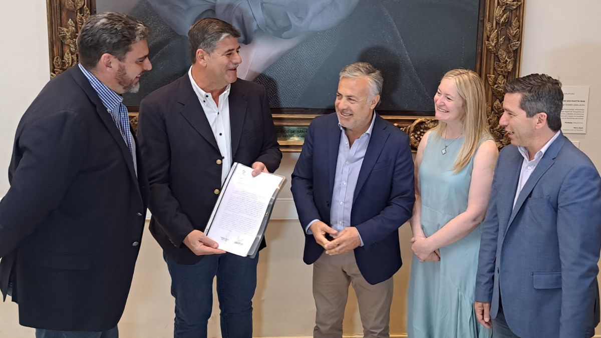 La vicegobernadora electa Hebe Casado acompañó a Alfredo Cornejo. El proyecto de Ley de Ministerios fue recibido por el presidente del Senado Mario Abed, el senador Martín Kerchner y el diputado Andrés Lombardi.