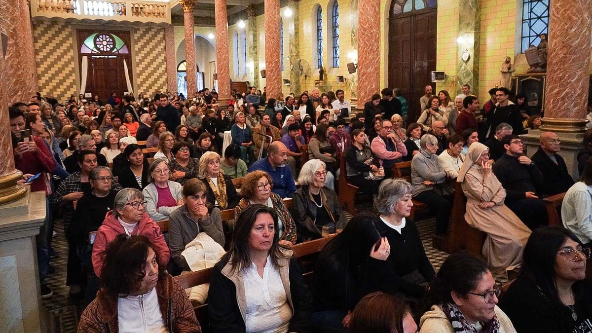 Todos atentos al inicio de la misa. Todos atentos al inicio de la misa.