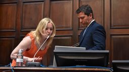 Andrés Lombardi le toma el juramento a Hebe Casado.