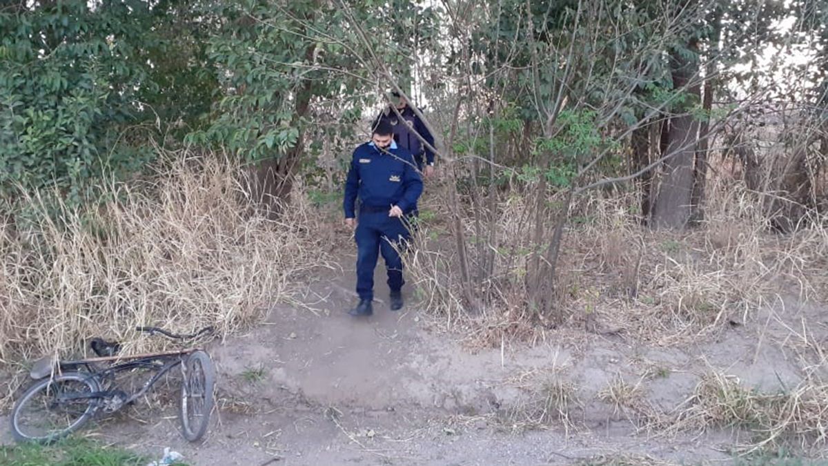 El cuerpo de una mujer fue hallado semienterrado en un descampado de Colonia Caroya, Córdoba, y su esposo quedó detenido por femicidio.